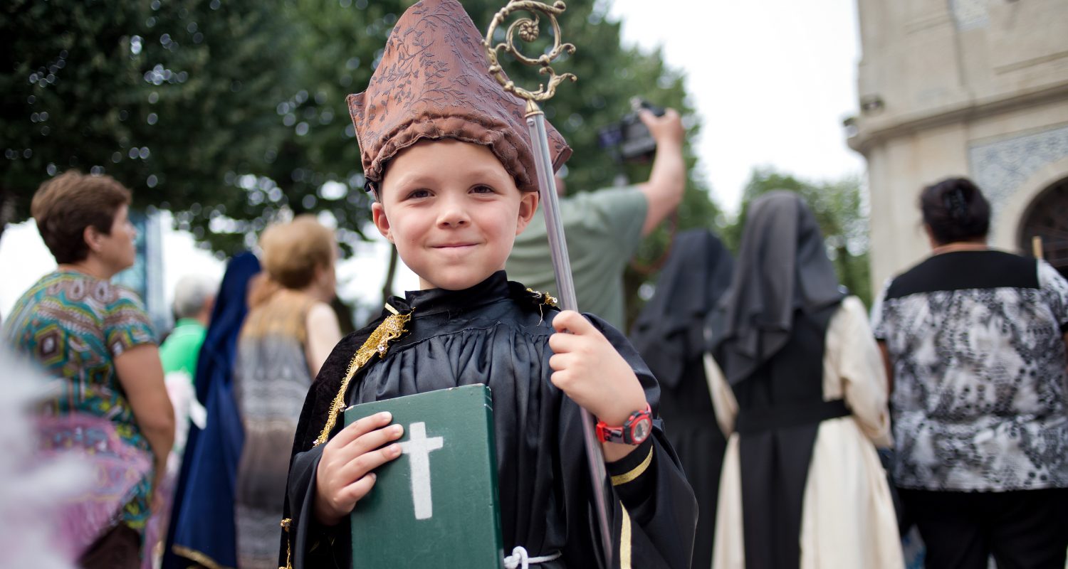 menino vestido de s. bento 2